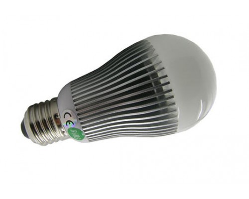 LED žárovka 6W, patice E27, studené bílé světlo.