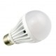 LED žárovka 7W, patice E27, teplé bílé světlo.